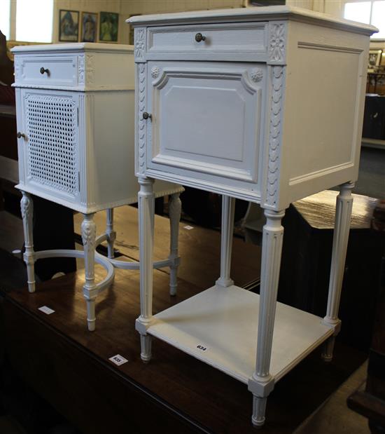 Pair of white painted bedside tables(-)